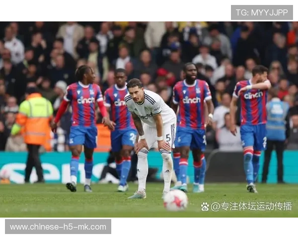 争议瞬间：索兰克破门前是否先踢倒格伊？VAR判定进球有效引热议